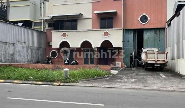GUDANG & KANTOR SIAP PAKAI DI JALAN BATAVIA - DELTA SILICON, LIPPO CIKARANG