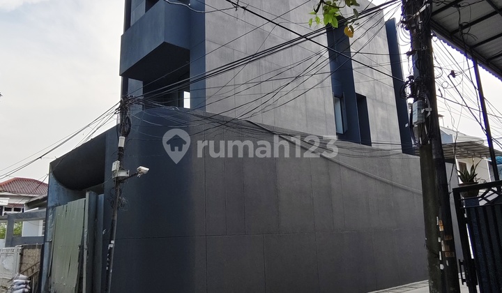 Rumah Baru 3 Lantai Semi Furnished di Taman Ratu Duri Kepa 2