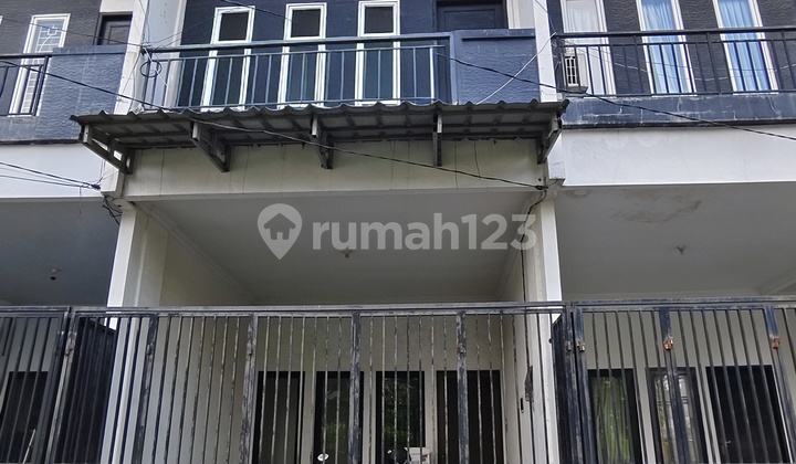 Rumah 3 Lantai di Taman Kedoya Baru Residence
