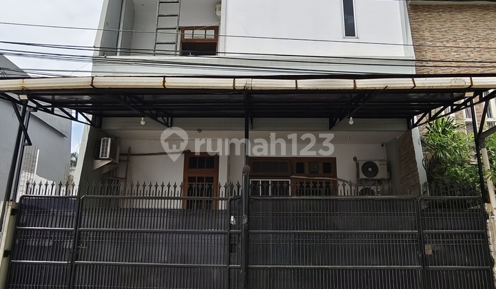 Rumah 2 Lantai Semi Furnished di Green Ville 