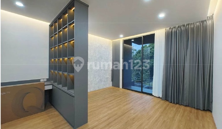 Rumah Baru 3 Lantai Semi Furnished di Taman Ratu Kebon Jeruk