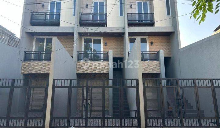 Rumah Baru 3 Lantai Siap Huni di Duri Kepa Taman Ratu 1