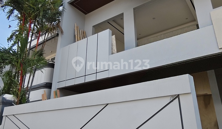 Rumah Baru 3 Lantai Desainnya Cakep di Taman Palem 2