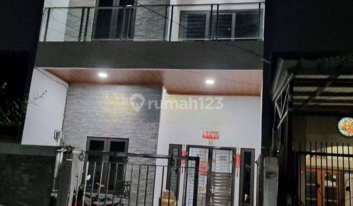 Rumah 2,5 Lantai Semi Furnished di Citra Garden 3 2