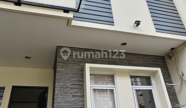 Rumah 2,5 Lantai di Taman Ratu Duri Kepa 2