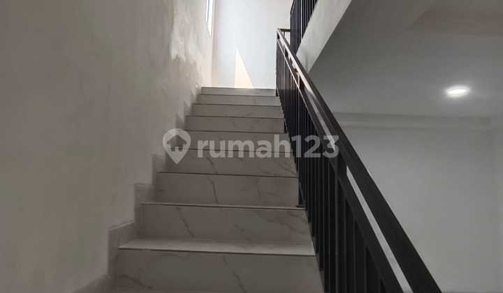 Termurah Rumah Baru 3 Lantai di Taman Palem Lestari 2