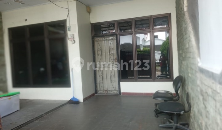 1.5-Story House in Victoria Park Residence 2