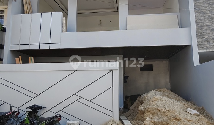 Rumah Baru 3 Lantai Desainnya Cakep di Taman Palem