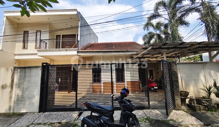 Rumah Hook 2 Lantai di Taman Meruya Ilir