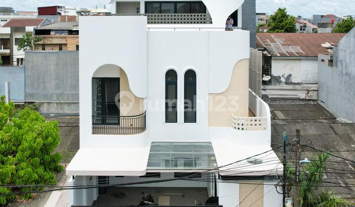 Rumah Baru 3 Lantai Semi Furnished Dekat Mall