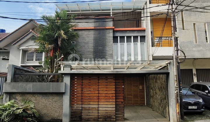 Rumah 3 Lantai Rapih dan Asri di Duri Kepa 