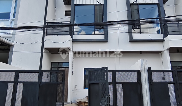 Rumah Baru 3 Lantai Desain Terbaik di Duri Kepa