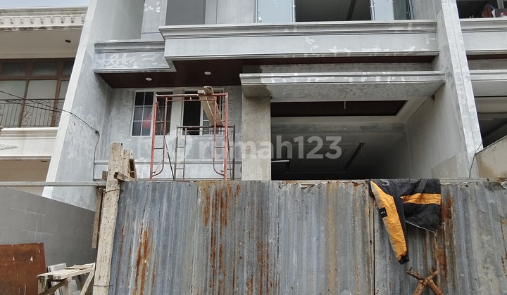 Rumah Baru 3 Lantai di Puri Indah Row Jalan Lebar