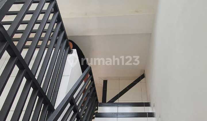Rumah Bagus Unfurnished 2 lantai SHM dekat BXC Ciputat, Tangerang Selatan 2