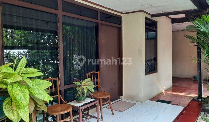 Rumah Lokasi Strategis dengan Halaman Luas @Kebayoran Lama 1