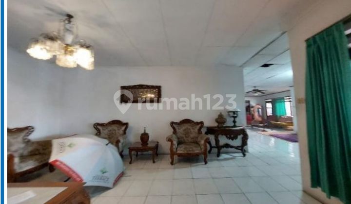 Rumah Lokasi Strategis dengan Halaman Luas. @Petukangan