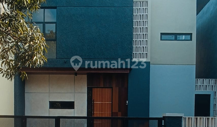 Rumah Full Renovasi  di Lokasi Strategis @Kencana Loka BSD 2