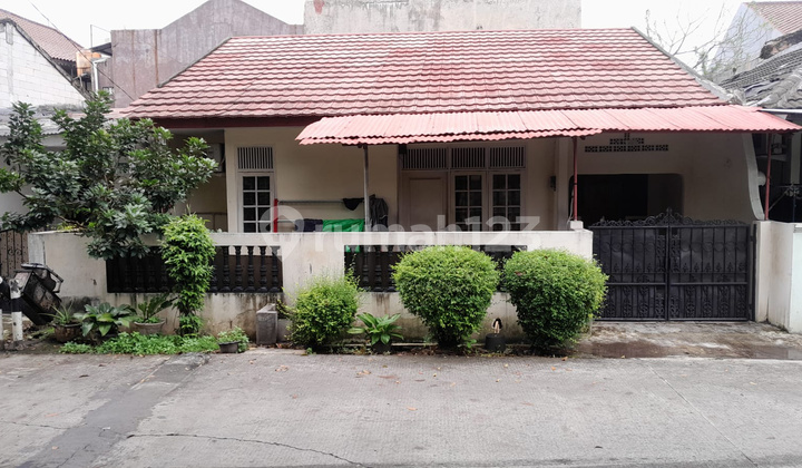 Ready-to-Occupy House with Comfortable and Lush Living in Pondok Aren