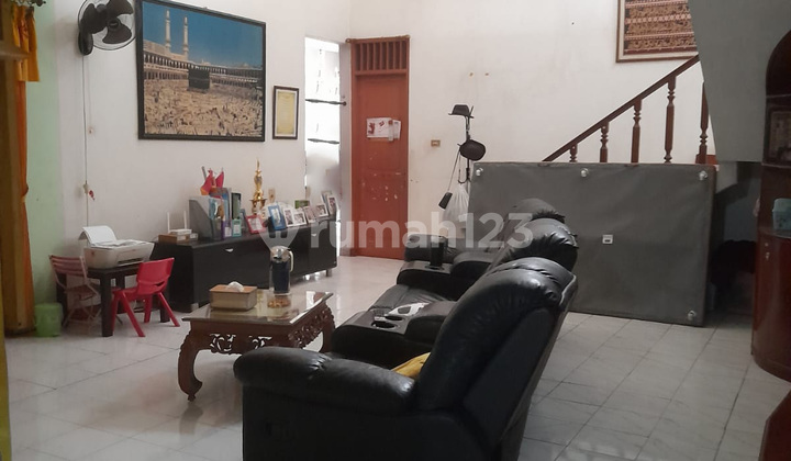 Semi-Furnished Ready-to-Occupy Home with Comfortable and Lush Living in East Ciputat. 2