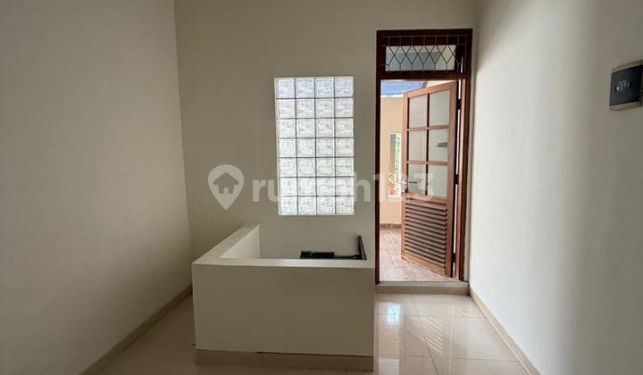 Rumah Luas Dekat Sektor 9 Bintaro, 2 Lantai dengan Balkon yang Luas, Bebas Banjir 2