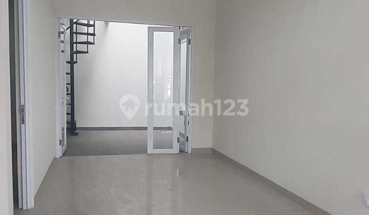 Rumah 2 Lantai LT 105 m2 dan LB 136 m2 dengan KT 3+1 KM 2+1 Posisi HOEK. 2