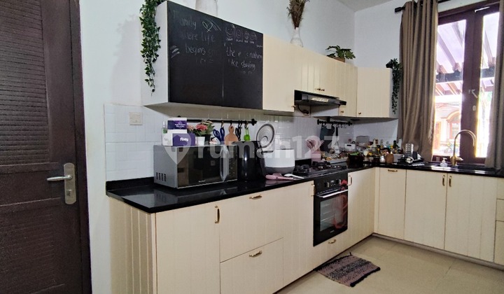 A Ready-to-Occupy House with Comfortable and Lush Living in Bintaro Sector 9 2