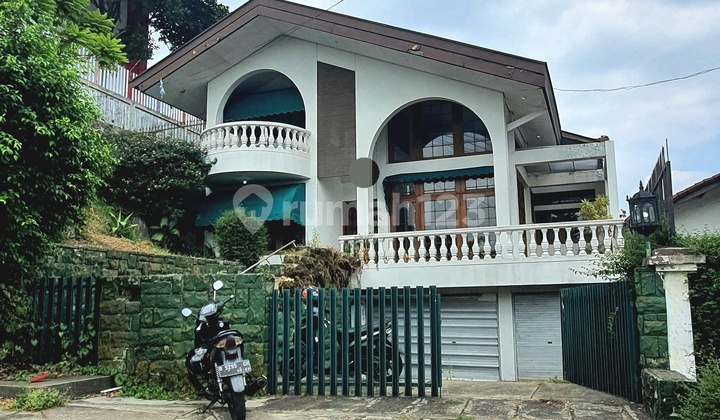 rumah klasik di bandung utara , dekat Universitas Maranatha cocok untuk villa , usaha bnb atau kafe.