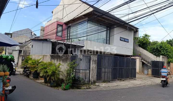 Dijual Rumah Tinggal Posisi Hoek Lokasi Cocok untuk Kost-Kostan dan Usaha di Daerah Kebayoran Lama, Jakarta Selatan
