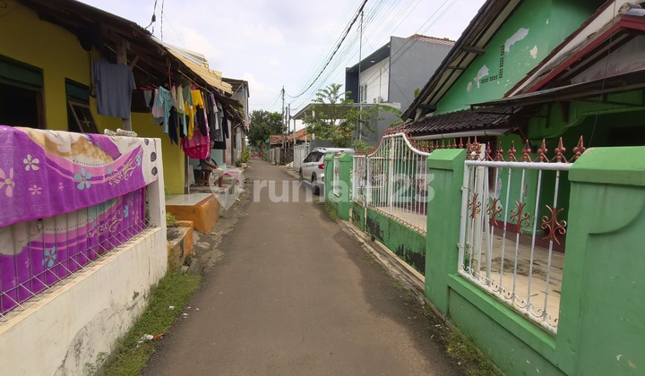 Old House with Large Land in Jatisampurna Bekasi for Quick Sale 2