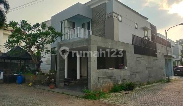 Rumah Hoek Ada Kolam Renang dekat stasiun LRT Cibubur jual Murah 