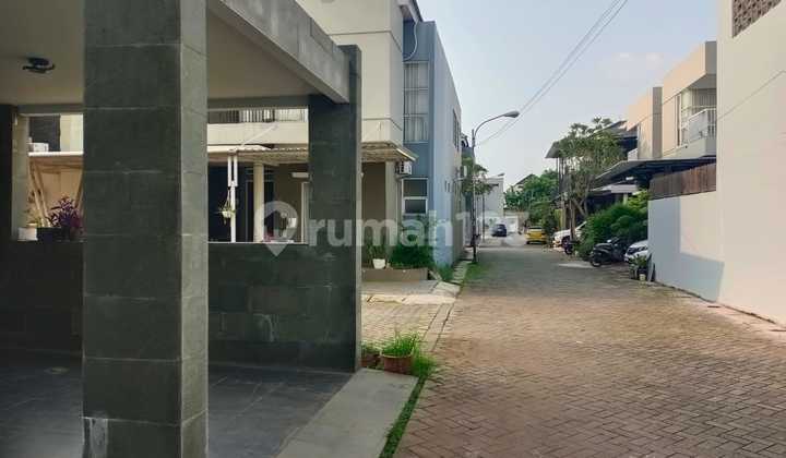 Rumah Hoek Ada Kolam Renang dekat stasiun LRT Cibubur jual Murah  2
