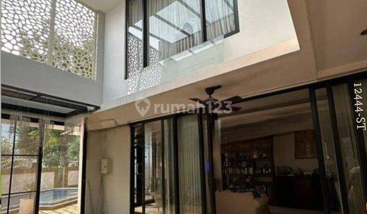 Rumah Disewakan Posisi Hook Dilengkapi Swimming Pool Di Kebayoran 2