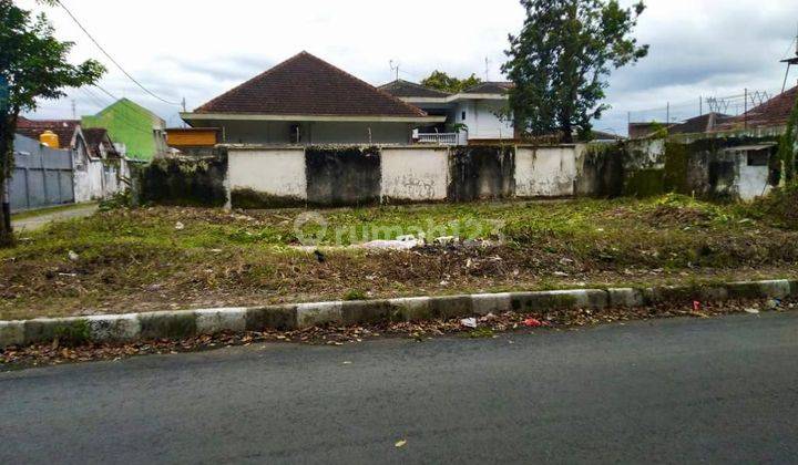 Dijual Sebidang Tanah Posisi Hook Berlokasi Strategis di Jember 1