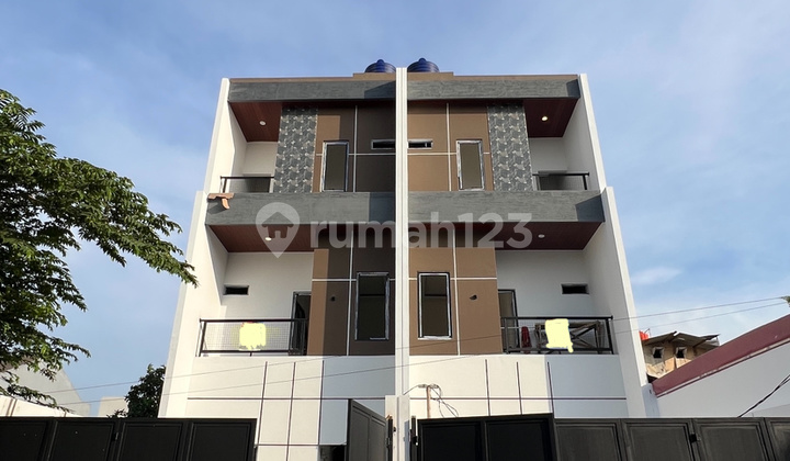 Rumah Baru 3 Lantai Meruya Selatan Jakarta Barat
