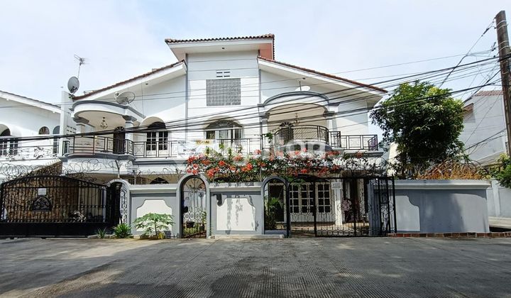 Rumah Hook 2,5 Lantai Taman Ratu Jakarta Barat