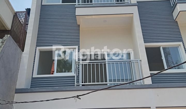 Rumah Baru 3 Lantai Villa Kapuk Mas Vikamas Jakarta Utara Rumah Baru 3 Lantai Villa Kapuk Mas Vikamas Jakarta Utara