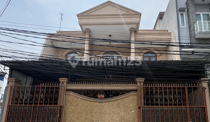 Rumah Besar 3 Lantai Hook di Komplek Perumahan Teluk Gong Jakarta Utara
