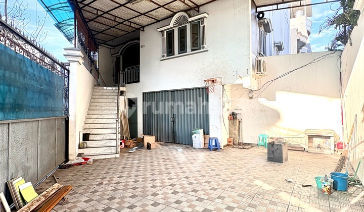 Large 3.5-Storey Strategic Semi-Furnished House in Teluk Gong, North Jakarta 2