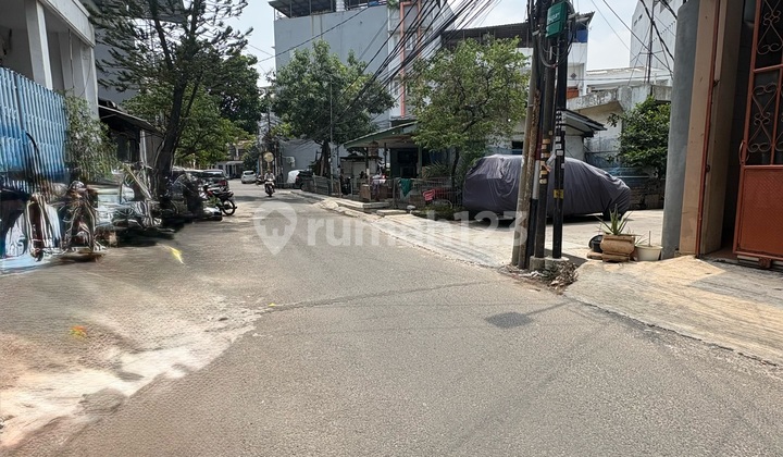 3-Story Hook House in Teluk Gong Housing Complex, North Jakarta 2