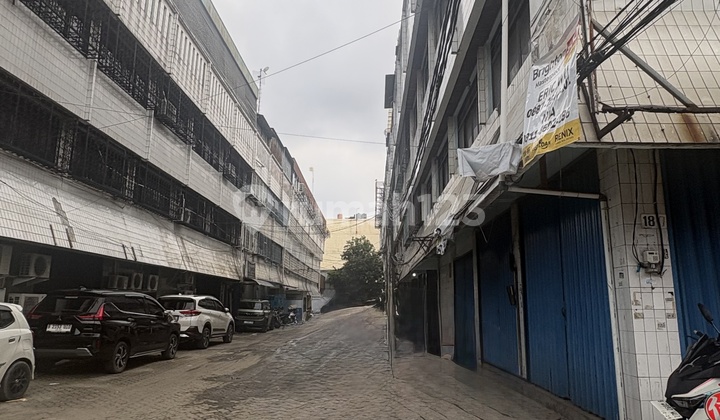 Strategic 3.5-Story Shophouse in Teluk Gong Raya, North Jakarta 2