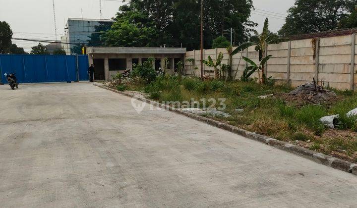 Terdapat mes utk karyawan ,gudang ,ada rumah utk gardu listrik,parkiran yg luas utk beberapa truk kontener 1