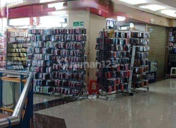 Dijual kios hp dan aksesoris,terdapat bank,serta kios" hp disekitarnya  1