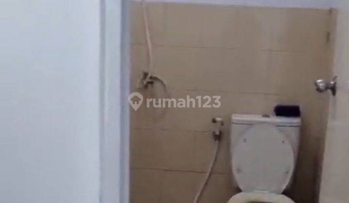 Rumah 1,5 lantai terletak didaerah pemukiman penduduk mudah dijangkau dekat dengan pasar dan sekolah 2