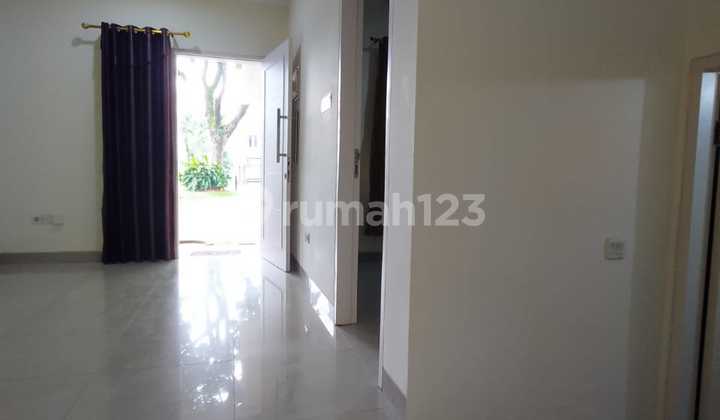 Ada Taman Depan Rumah ,fasilitas Kolam Renang 2