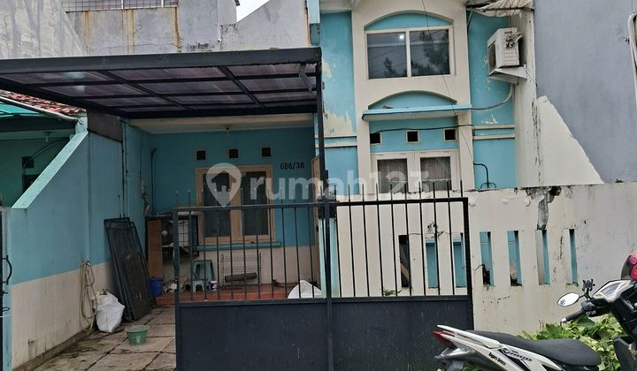 The house located in the sector, the road in front of the house fits 3 cars. 2