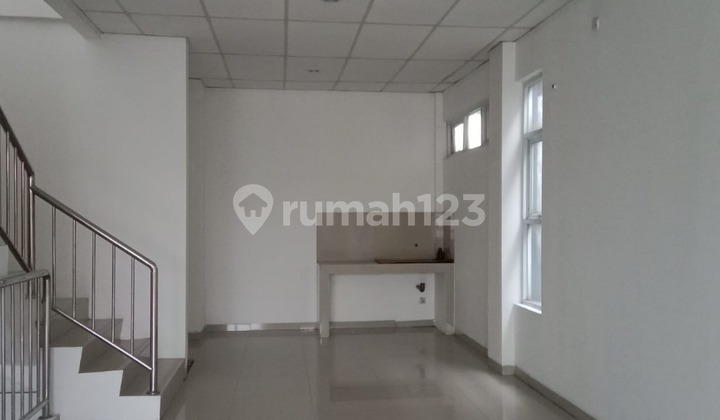 Find a shop house in a very strategic location, flood-free, environment near Transjakarta Bus, ready to occupy. Find a shop house in a very strategic location, flood-free, environment near Transjakarta Bus, ready to occupy.