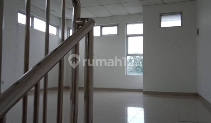 Find a shop house in a very strategic location, flood-free, environment near Transjakarta Bus, ready to occupy. 2