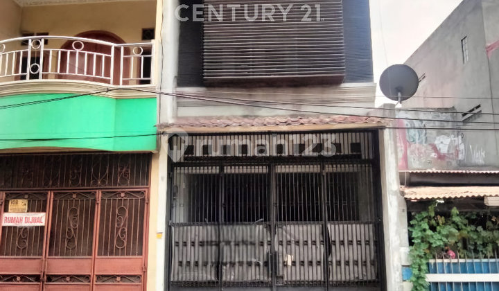 3-Storey Shophouse in a Strategic Location, Utan Kayu, Near Rawamangun Toll Gate