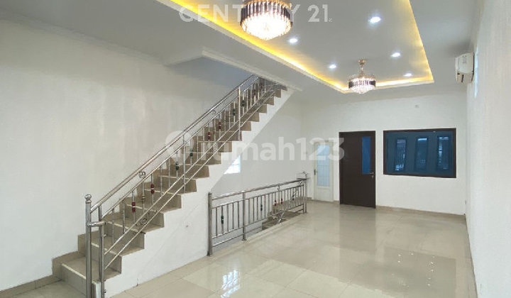 Shop House on Mardani Raya Street, Johar Baru, Central Jakarta Shop House on Mardani Raya Street, Johar Baru, Central Jakarta