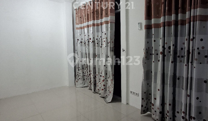 Rumah Cantik Lokasi Strategis Semi Furnished Nyaman untuk Hunian 2